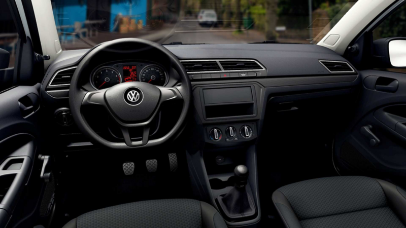 Interior de Saveiro 2023 - Volante, pedales, palanca y ventilas de camioneta pickup.