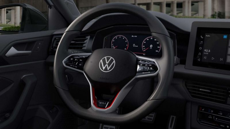 Interior de un sedán deportivo de Volkswagen, con pantallas digitales. 