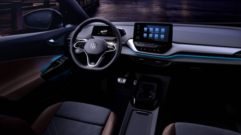 Interior de SUV eléctrico Volkswagen ID. 4, con volante y pantalla. 
