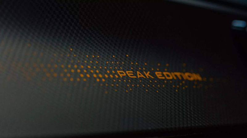 Emblema Peak Edition en la bocina de camioneta SUV de lujo con elementos off-road.