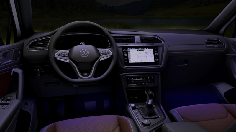 Interior de Tiguan 2024 con iluminación ambiental. 