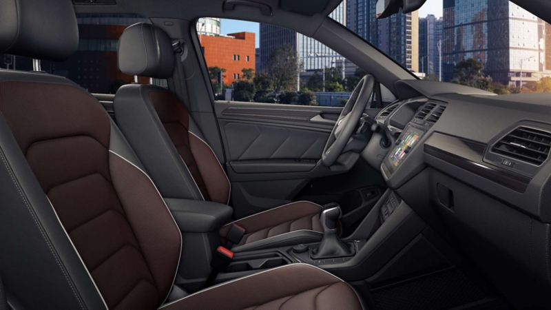 Interior de Tiguan R-Line 10 años, con asientos bitono.