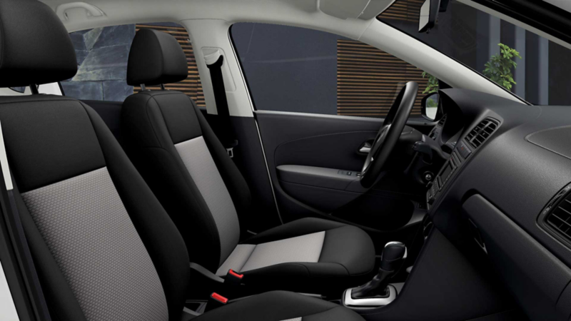 Asientos de Volkswagen Vento 2022 versión Startline, con colores negros y grises. 