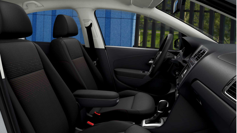 Interior de nuevo Vento Join 2022. Asientos de auto sedán forrados con telas negras. 