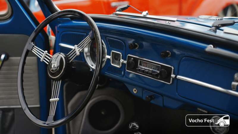 Interior de Vocho con volante y panel central adaptado. 