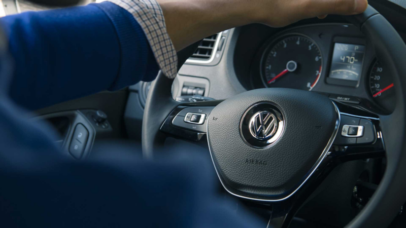 Volante multifunciones de Vento Join 2022, con logo VW en el centro. 