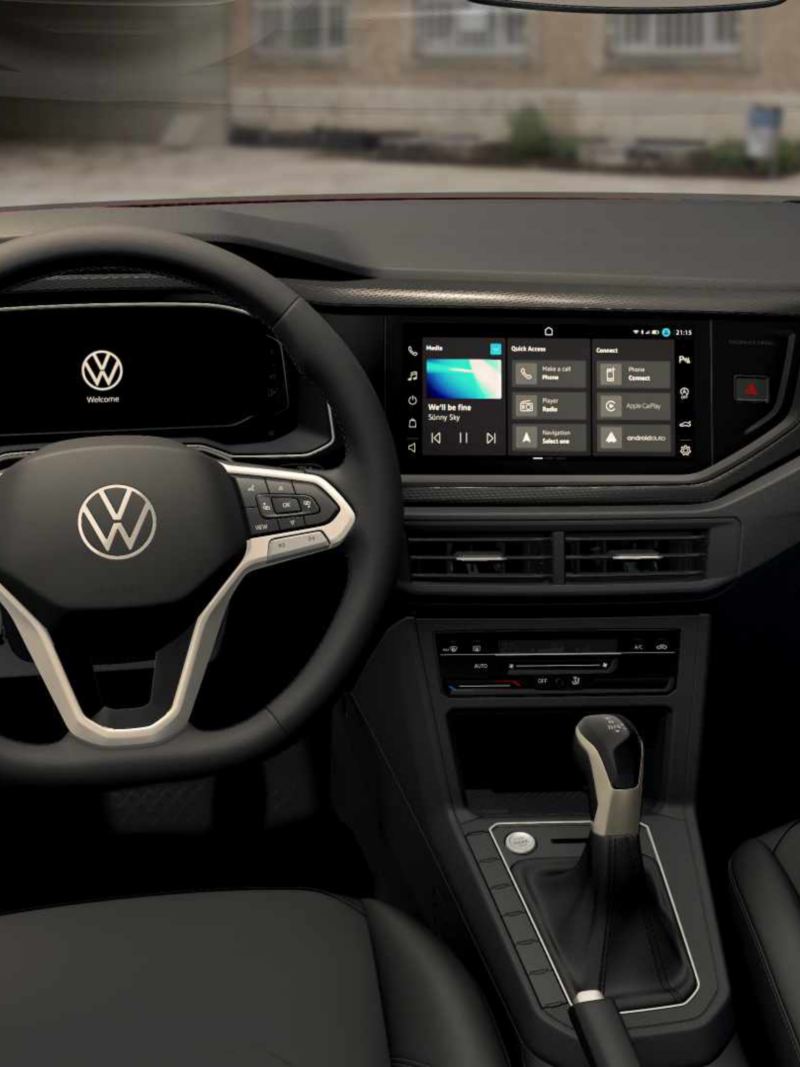 Volante multifunciones y panel central de control de Volkswagen Polo 2024. 