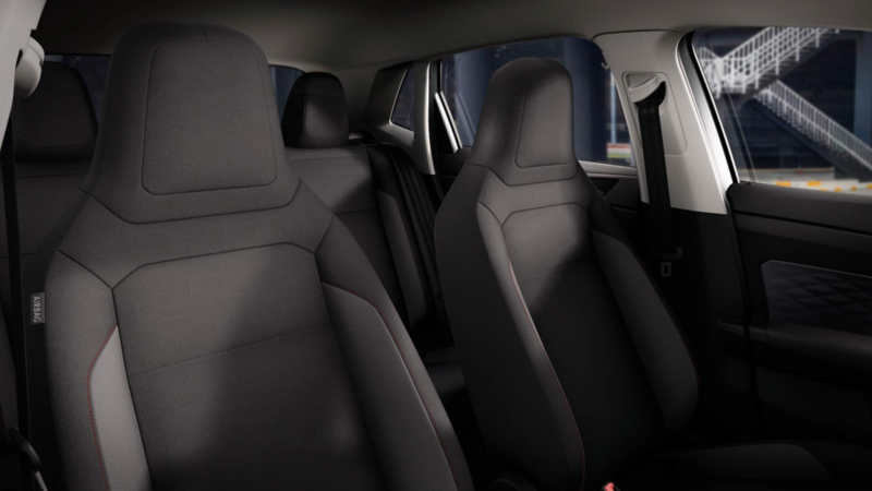 Interior de Volkswagen Polo Track 2026. Asientos delanteros con forro de tela.