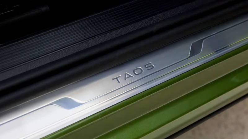 Emblema Taos en los estribos de la camioneta SUV, edición 2025. 