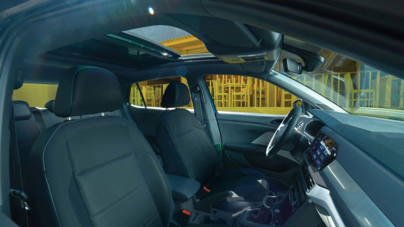 Interior de Nuevo T Cross 2022. Camioneta SUVW con asientos de forro color negro. 