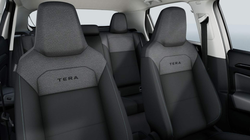 Asientos delanteros de tela con nombre del modelo en VW Tera 2026.