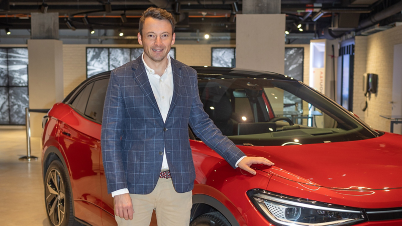 Felix Schell sta accanto alla ID.5 GTX