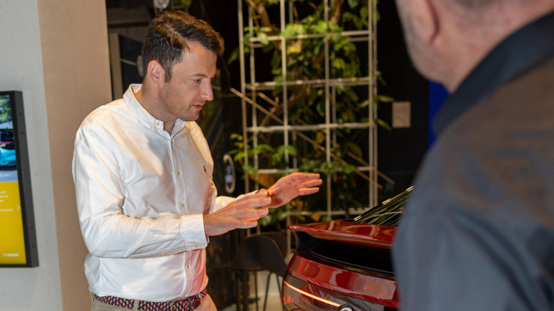 Felix Schell sta accanto alla ID.5 GTX e spiega il design dello spoiler posteriore integrato.