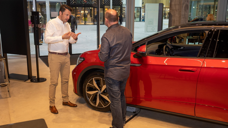 Felix Schell sta accanto alla ID.5 GTX e spiega il design