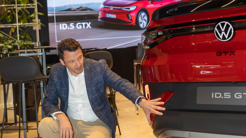 Felix Schell sta accanto alla ID.5 GTX e spiega il design posteriore