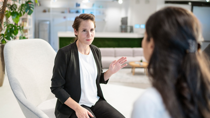 Interviewer de dos et Franziska Killiches assise sur une chaise
