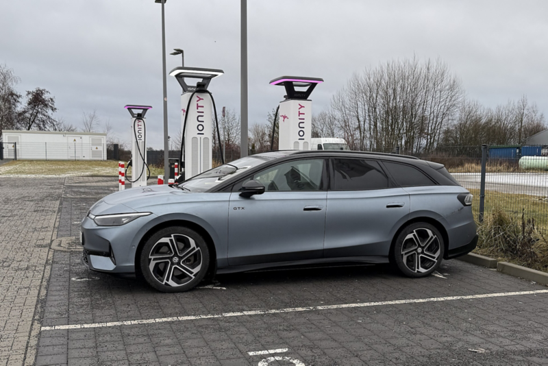 Volkswagen ID.7 står parkerad vid en laddstation.