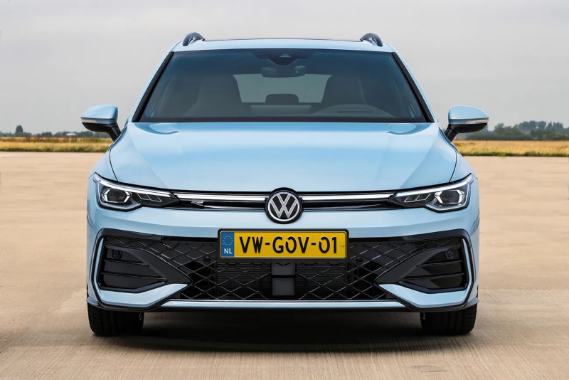 Vooraanzicht van een lichtblauwe Volkswagen Golf Variant met de focus op de koplampen