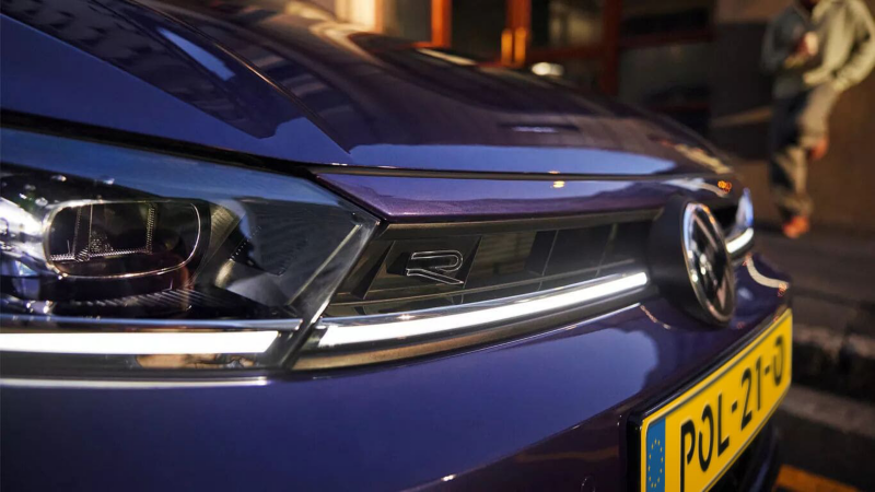 Close-up van de koplampen van een blauw Polo R-Line