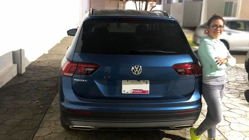 Isabel Jaramillo recargada en SUV Tiguan de VW México