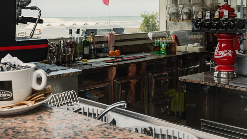 Un bar de plage vu de l'intérieur.