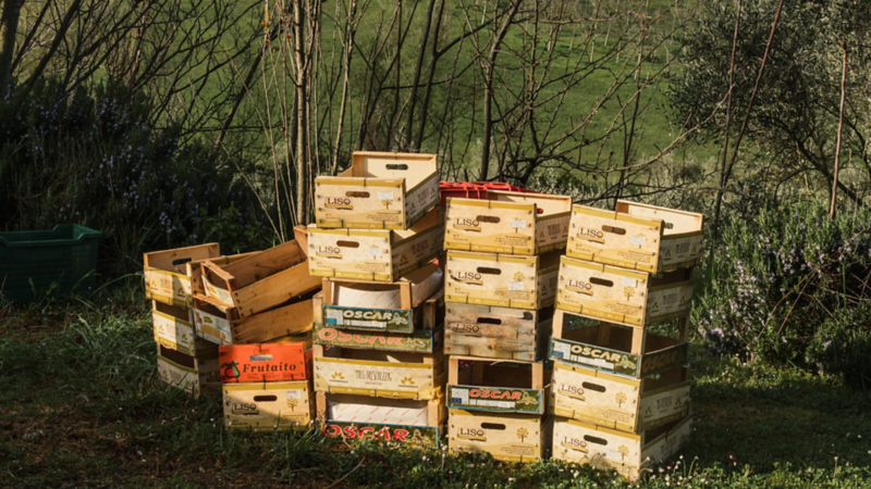 Des caisses en bois empilées les unes sur les autres.