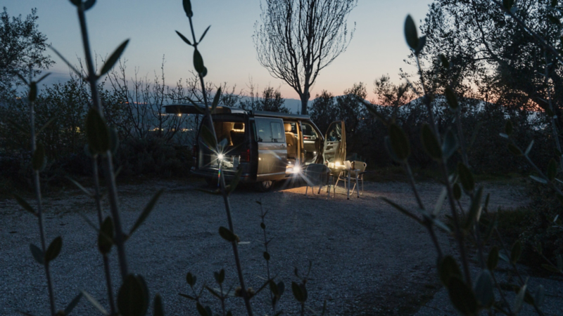 Une table dressée devant le VW Agribus.