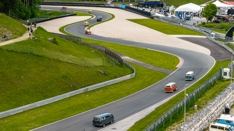 Diversi VW Bus percorrono la pista del Salzburgring.