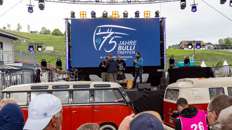 Palco con schermo LED per i 75 anni del Bulli Treffen al Salzburgring.