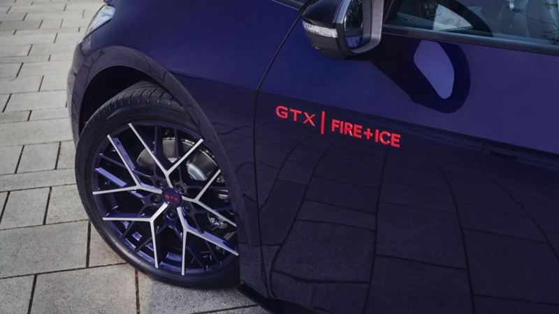 Vue de la jante avant gauche de l'ID.3 GTX Fire+Ice, avec le logo spécifique sur l'aile avant.