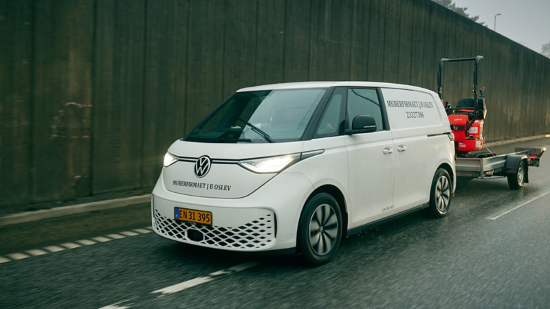 Hvid ID.Buzz kører på vej med trailer