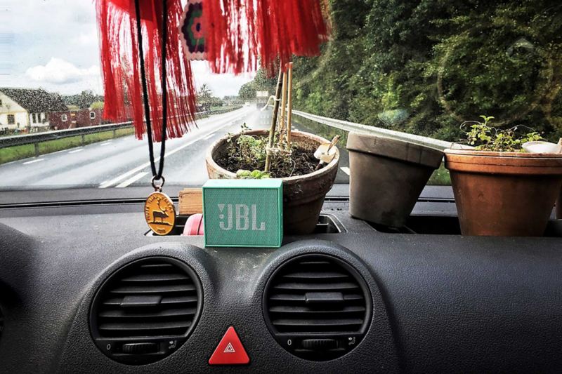 JBL-högtalaren trängs med krukväxterna på instrumentbrädan i Caddy