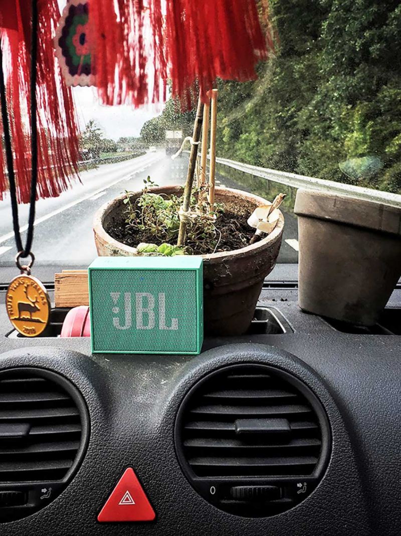 JBL-högtalaren trängs med krukväxterna på instrumentbrädan i Caddy