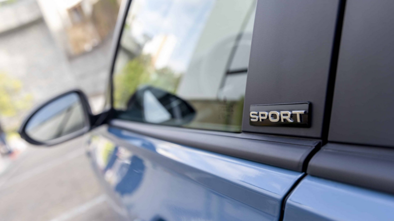 Emblema SPORT en puerta de Volkswagen Jetta 2025. 