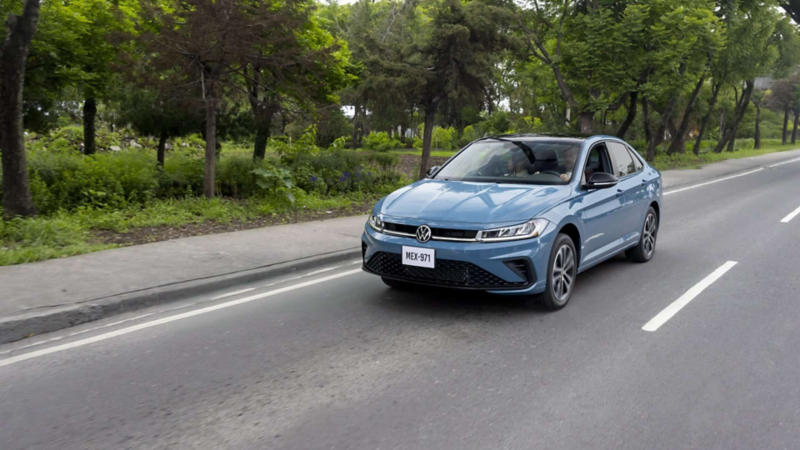Jetta 2025, auto sedán para 5 pasajeros en color azul. 
