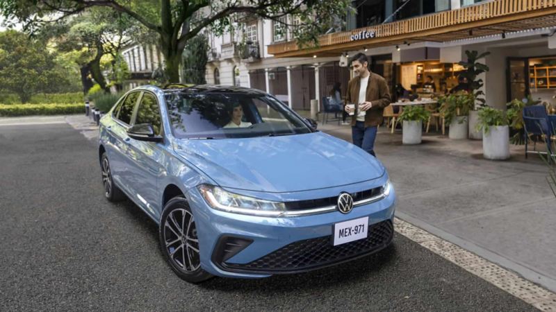 Auto sedán mexicano Jetta Sportline 2025 en color azul. 