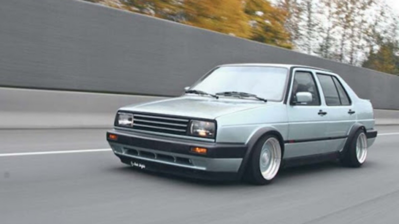 Jetta modelo 1985, el auto clásico de Volkswagen sobre carretera en color plateado