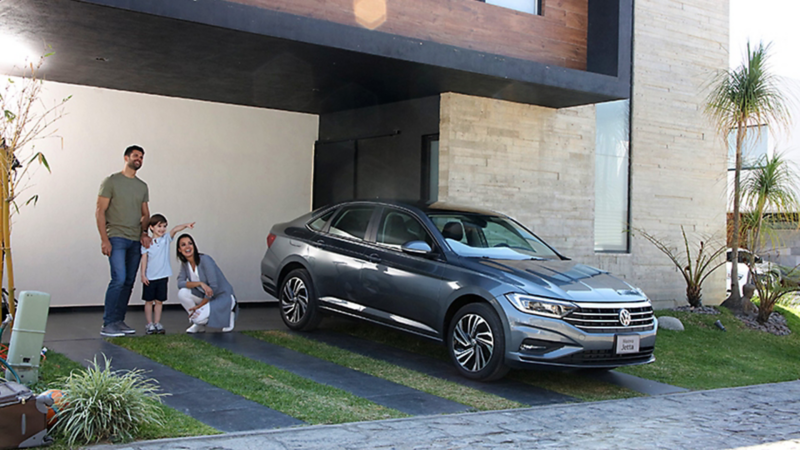 Jetta 2020, el auto familiar de Volkswagen estacionado cerca de padres e hijo