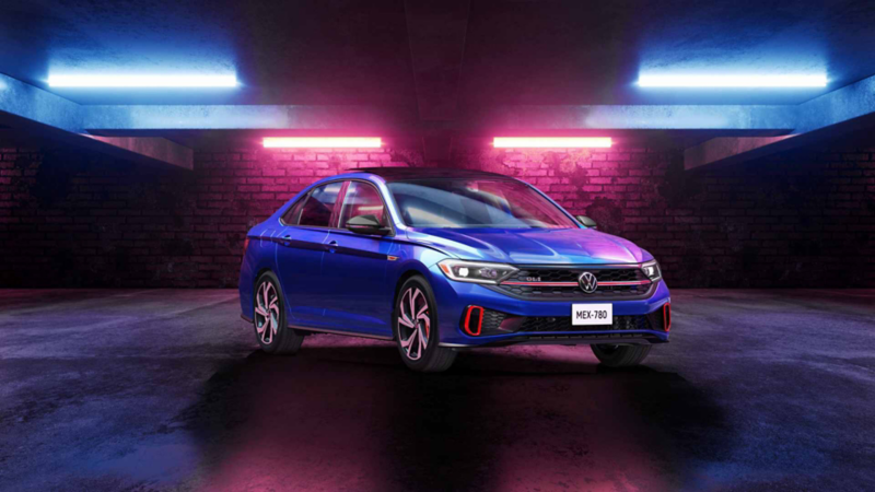 Carro deportivo Jetta GLI 2023 en color azul iluminado con luces neón. 