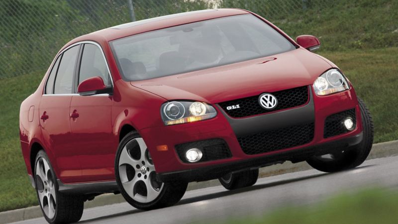 Jetta GLI, el sedán deportivo de Volkswagen sobre autopista en color rojo tornado