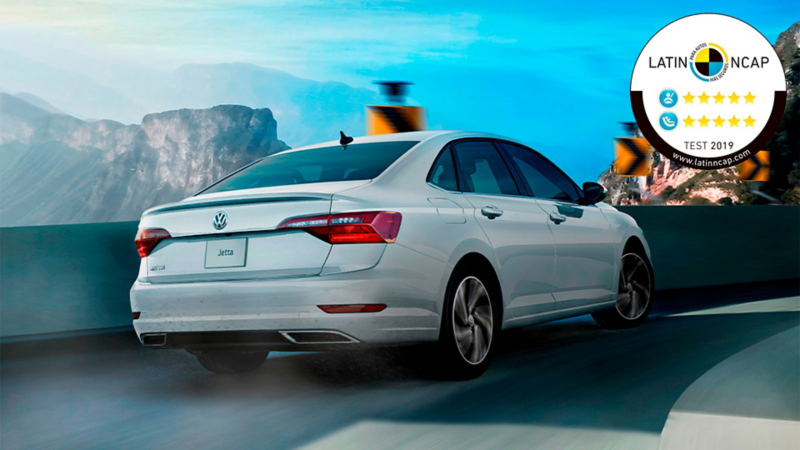 Imagen de VW Jetta, un auto sedán totalmente seguro para viajar con la familia.