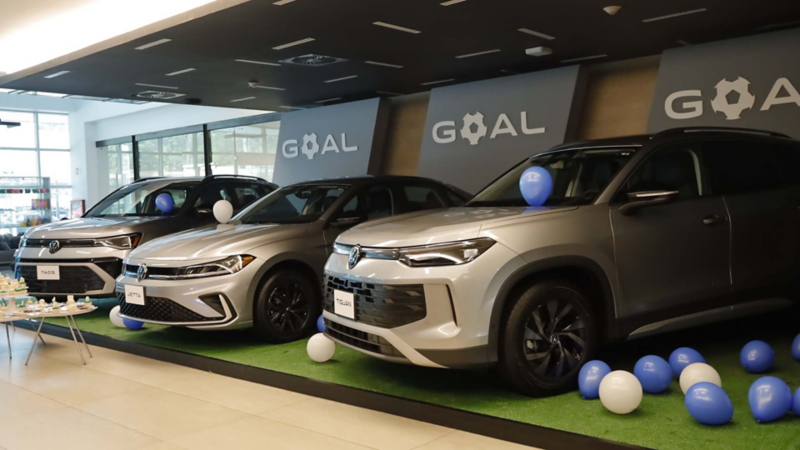 Modelos Volkswagen Jetta, Taos y Tiguan Edición GOAL en tonalidad gris exhibidos en concesionaria.