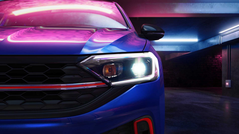 Jetta GLI 2023, auto deportivo de Volkswagen en color azul sobre autopista.