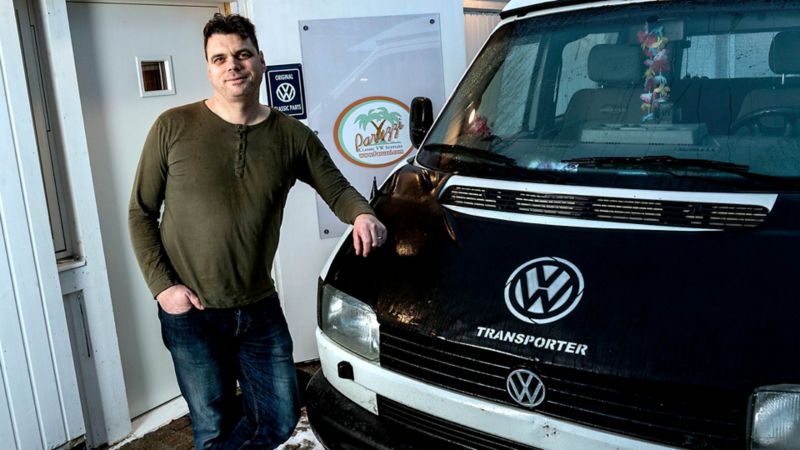 Johannes Erwin med sin Volkswagen Transporter Syncro