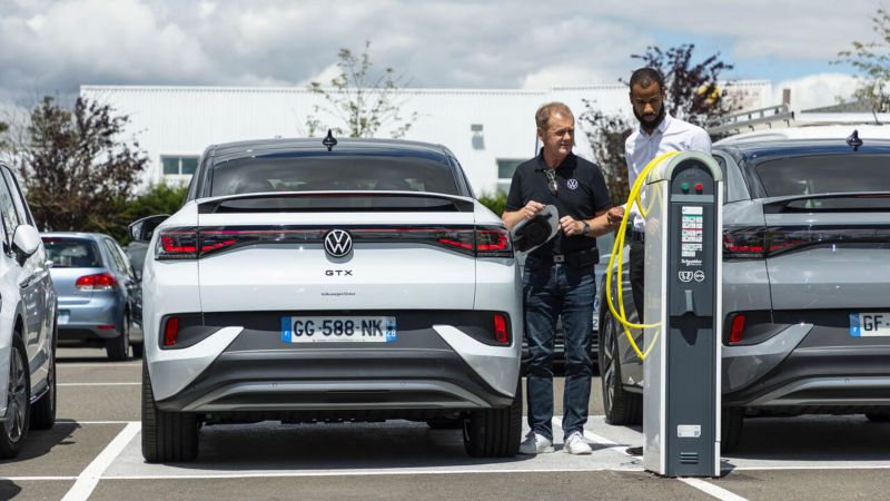 Échange entre un spécialiste Volkswagen et un participant ID. Tour autour d'un ID.5 GTX en charge.