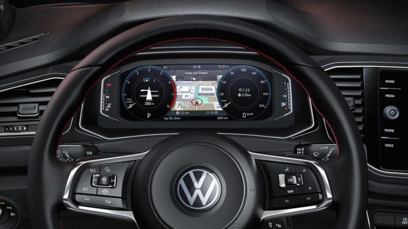 Zbliżenie na kierownicę z logiem VW