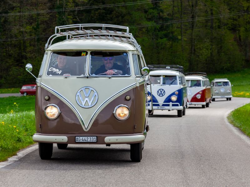 Diverse VW Bullis su una strada
