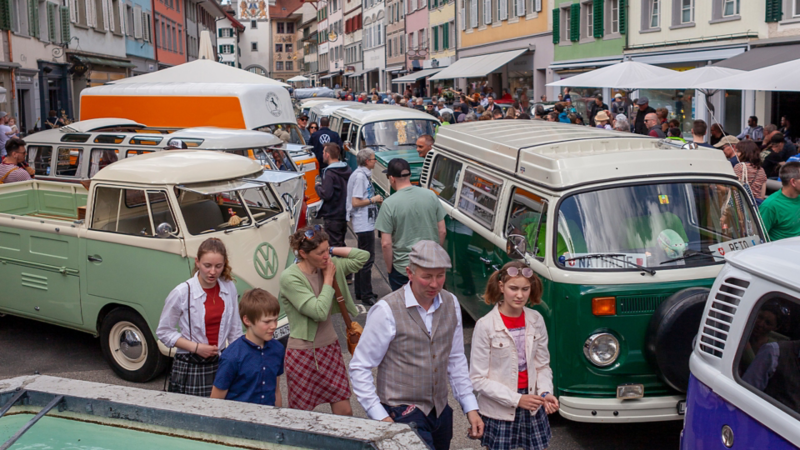 Mehrere VW Bullis in der Innenstadt