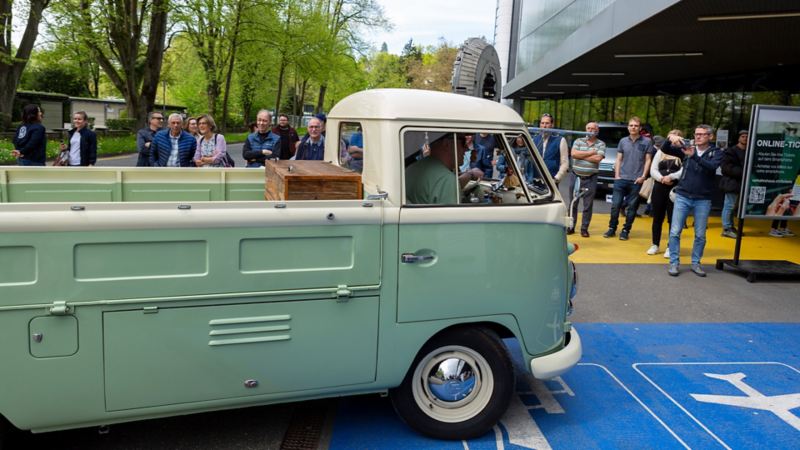 Une VW passe l'entrée du Musée des Transports