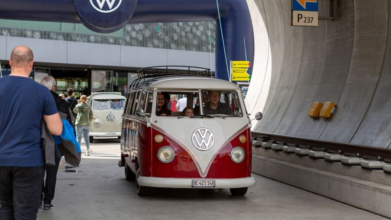 Un VW Bulli passe par l'entrée du Musée des transports